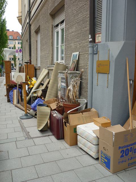 Was eine Entrümpelung in Berlin wirklich kostet