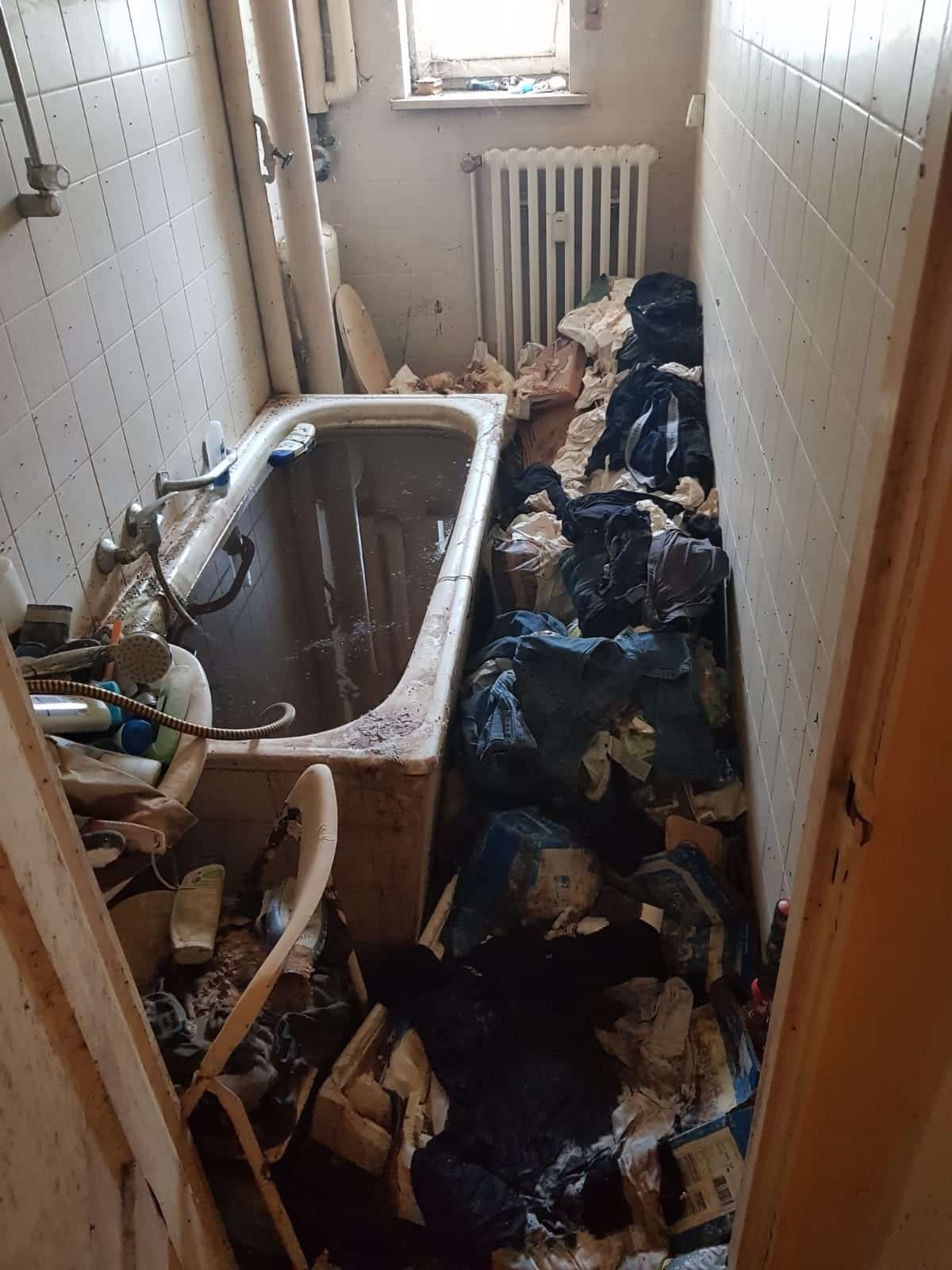 Messie-Wohnung in Berlin während der Entrümpelung