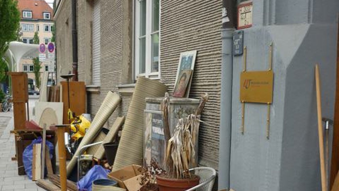 Was eine Entrümpelung in Berlin wirklich kostet