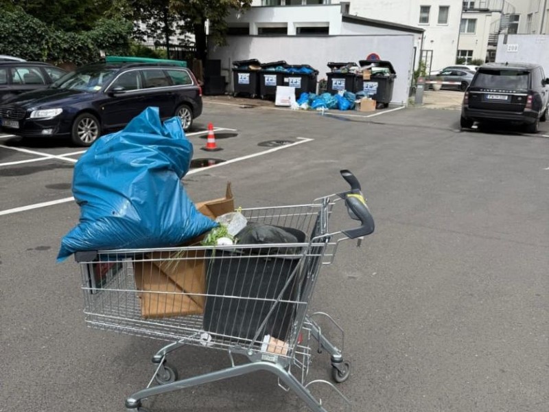 Abtransport über den Hof – gesammelter Abfall auf dem Weg zum Fahrzeug