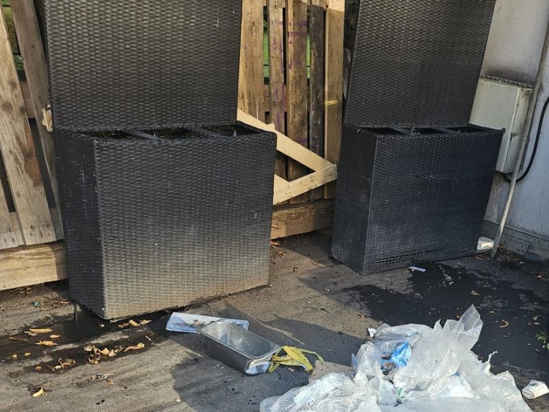 Demontierte Boxen und Paletten, bereit zum Abtransport