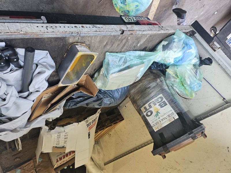 Beladener Transporter mit Abfallsäcken, Kartonagen und einer alten Biotonne