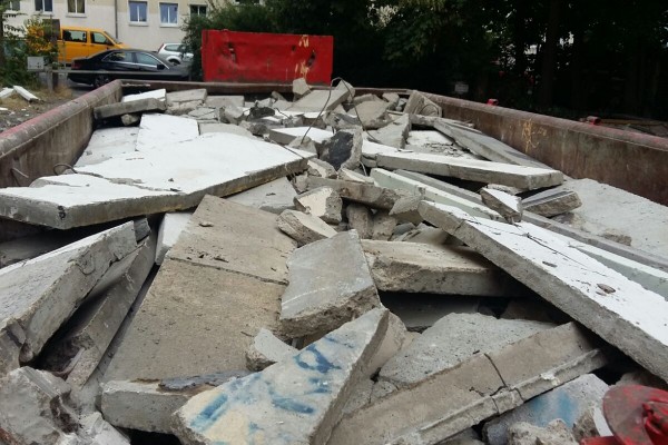 Bauschutt entsorgen in Berlin: Kosten, Abholung und Spartipps